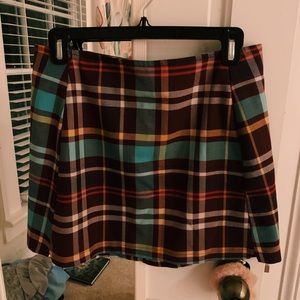 Plaid skirt with a small slit